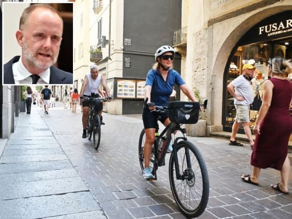 Como, stop alle biciclette nelle vie del centro: la rivoluzione della Ztl. Il nuovo regolamento in Consiglio comunale