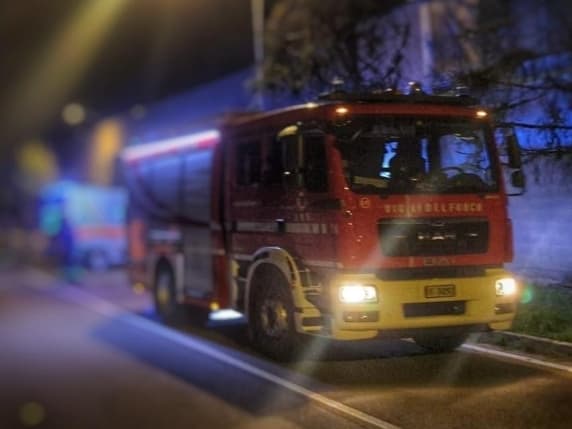 Lecco, due giovani di 27 e 25 anni si schiantano in auto contro il muro di un capannone industriale. Settanta metri prima l'impatto con un idrante