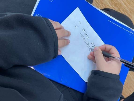 «Scioccati e preoccupati dopo gli scontri». La scuola Riccardo Massa affronta le paure di alunni e genitori