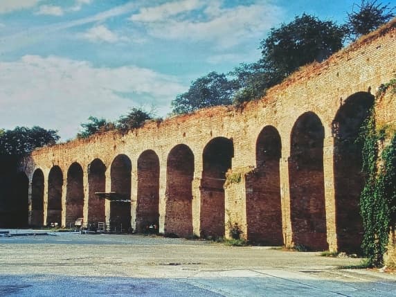 Le mura di Pavia stanno crollando. Lo storico Iuculano: «I grandi imprenditori potrebbero salvare l'antica struttura difensiva»