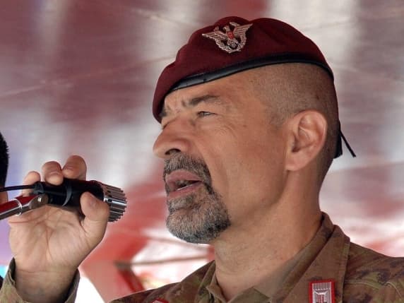 Carmelo Burgio candidato sindaco per Milano, l’altolà di FI e FdI e il silenzi della Lega. Gelo della coalizione sull’ex parà