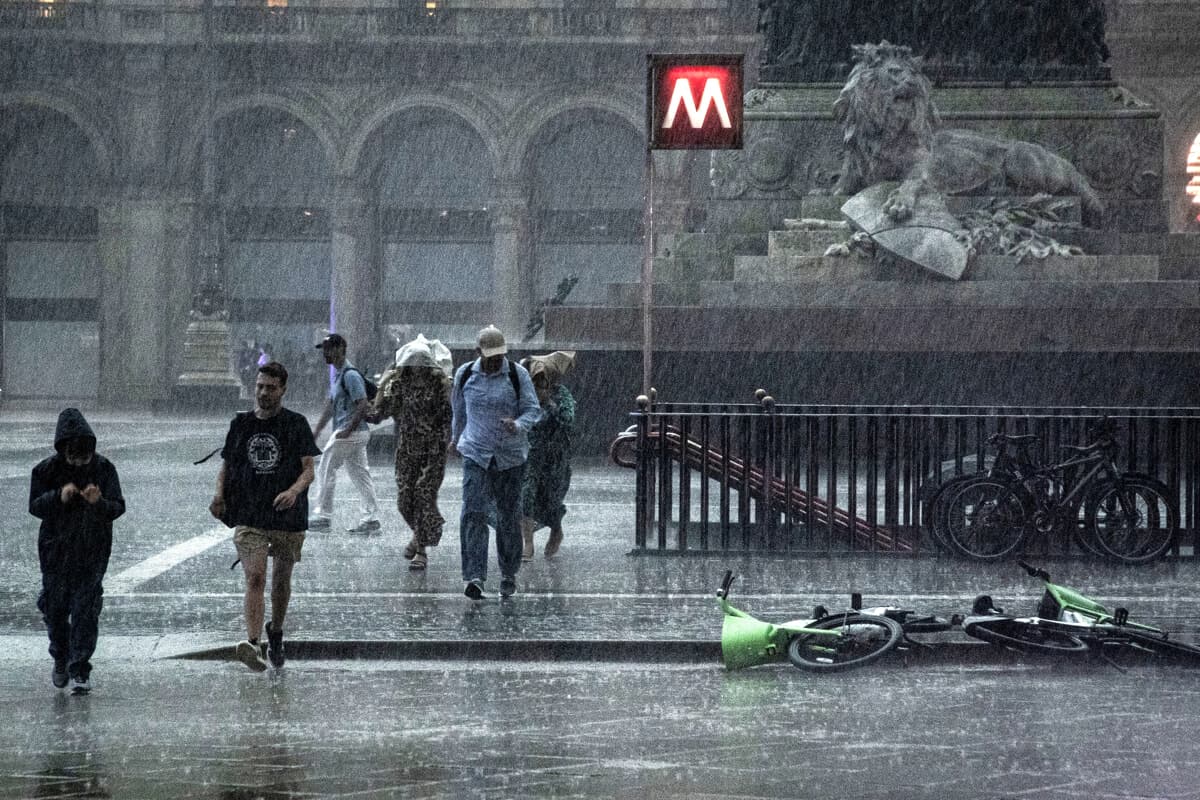 Temporali e calo delle temperature, a Milano scatta l'allerta: "Mettete al sicuro l'auto e attenzione ai fiumi"
