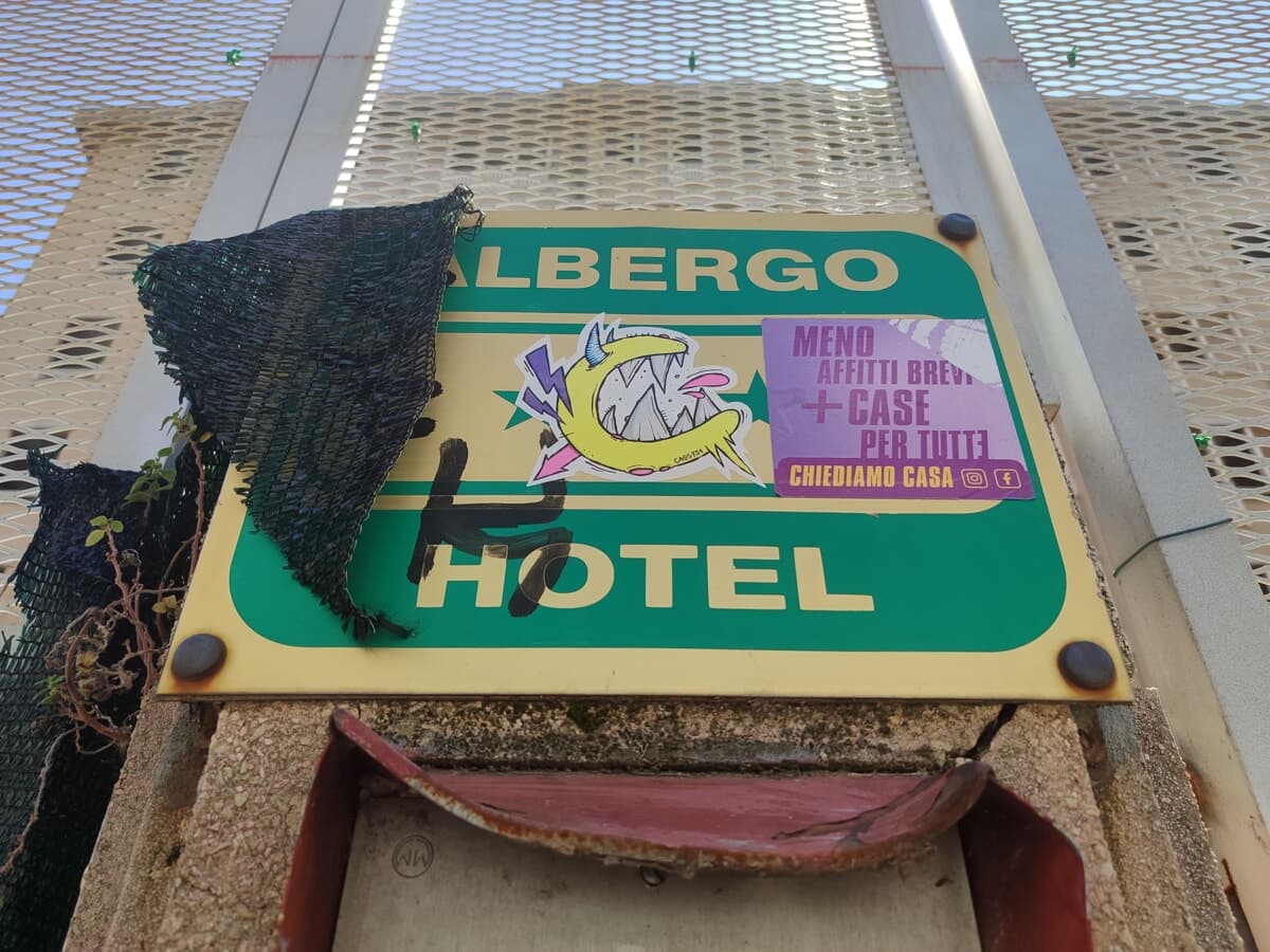 L'assurda storia dell'ex hotel Pasteur, da Milano a Dubai: la ragnatela di società dell'ecomostro vuoto (mentre la città affoga negli sfratti)