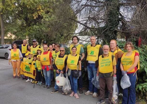 Saronno - Tutti in campo per “Puliamo il Mondo”: volontari al lavoro a Saronno nell’area del retrostazione - Archivio - Varese News