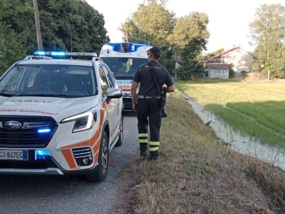 Vigevano, ragazzo straniero si tuffa nel fiume Ticino per fare il bagno e annega: il corpo recuperato dai vigili del fuoco