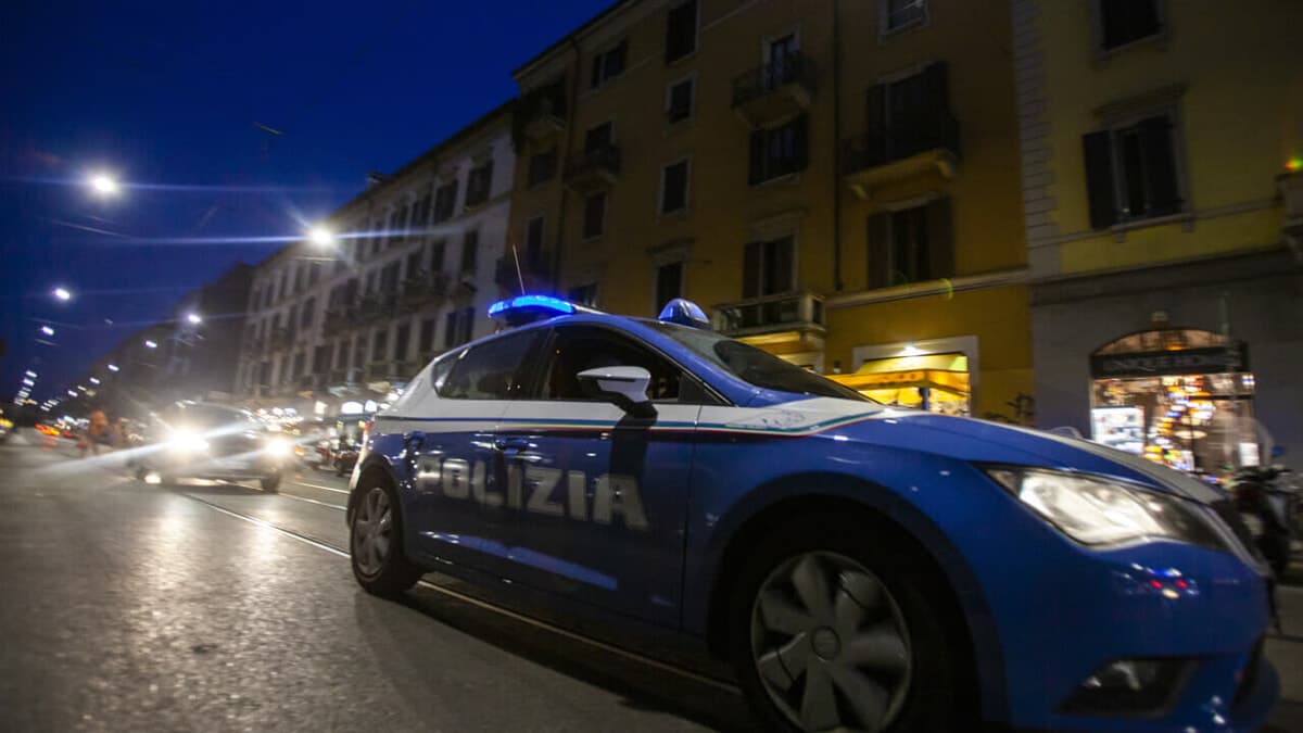 Prima palpa una 16enne nel minimarket, poi scippa il telefono a un ragazzino: arrestato 25enne