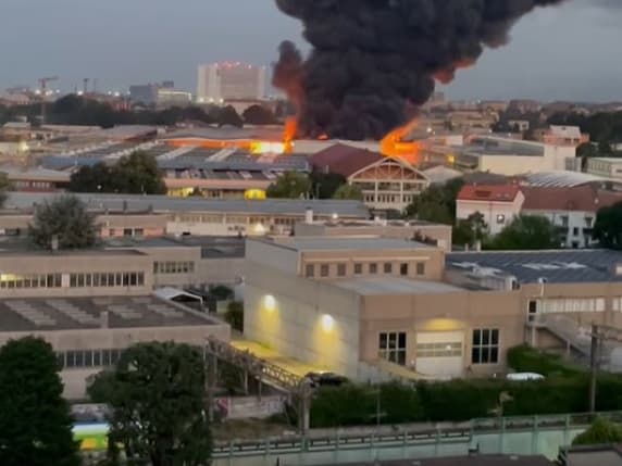 Incendio a Milano, a fuoco la piattaforma ecologica di Novate Milanese. Vigili del fuoco al lavoro. Ustionato il custode