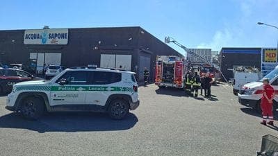 A fuoco centralina elettrica esterna, evacuato centro commerciale a Caravaggio: inagibile - Foto