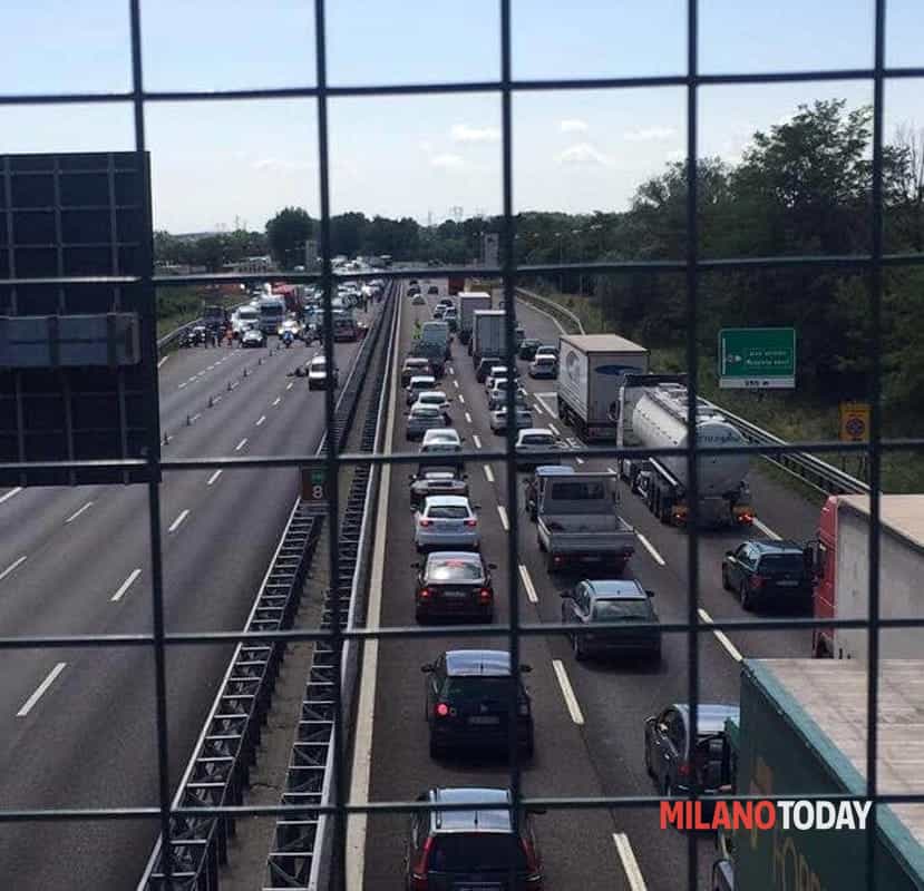 Incidente in Tangenziale Est, si scontrano due moto: quattro chilometri di coda