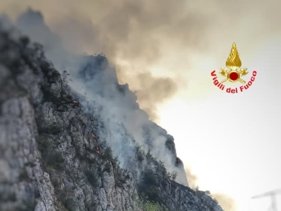 Lecco, incendio sul Monte Moregallo. Preoccupante nuvola di fumo visibile a chilometri di distanza. In corso l'azione di contenimento
