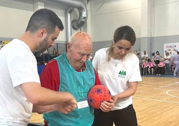Laveno Mombello - Cinque discipline sportive adattate e tanta voglia di incontrarsi: a Laveno le Olimpiadi delle RSA - Varese Laghi - Varese News