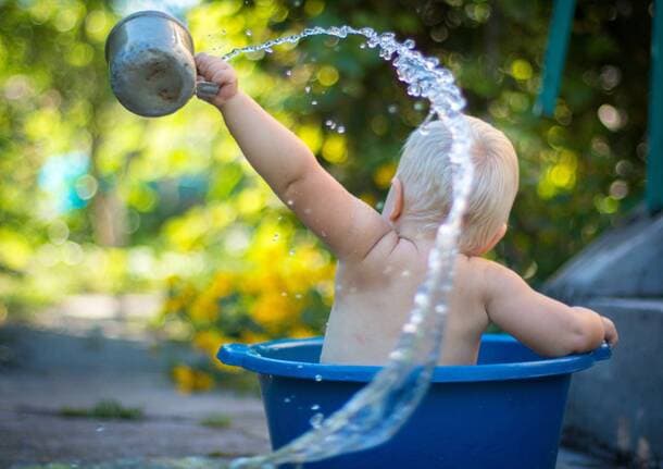 Saronno - Che caldo! Saronno interviene negli asili nido con ombreggiature, nebulizzatori e nuovi alberi - Archivio - Varese News