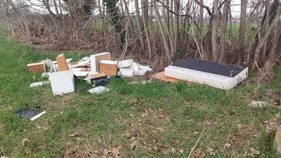 Treviglio, svuotano un appartamento e abbandonano la cucina nei campi: denunciati