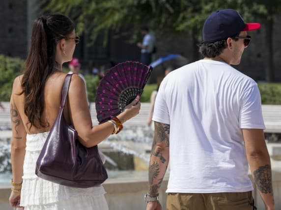 Milano, la rivincita del ventaglio: a rilanciare la moda è la Gen Z. Oscurati dal fast fashion, ora gli accessori dilagano dalle aule studio ai matrimoni