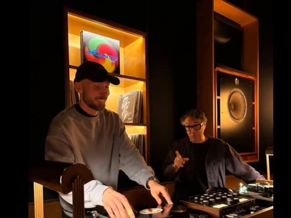 Milano, la moda dei «listening bar». Una regola: quando parte la musica, tutti i clienti si fermano e ascoltano un intero vinile