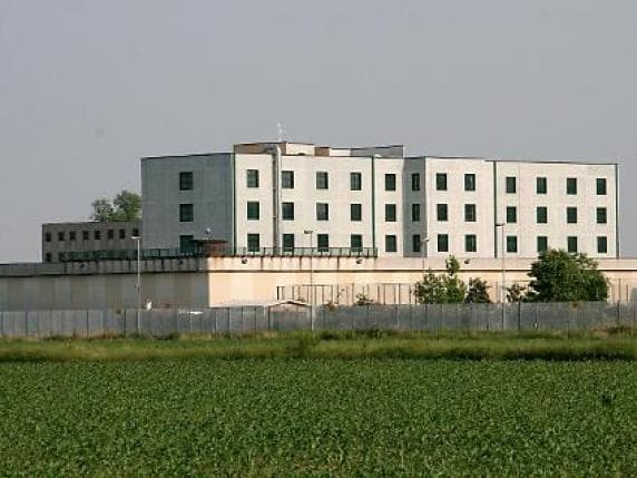 Cremona, detenuto si dà fuoco in carcere: trasportato al Niguarda, è gravissimo. «Veniva da un percorso di disintossicazione»