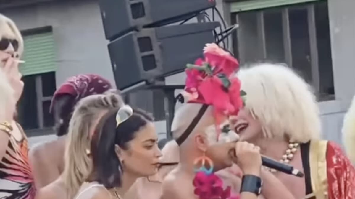 "Salvini faceva i p****ni alle trans", la frase shock sul carro del Pride (con Elodie) poi le scuse: "Ho detto cose senza senso"