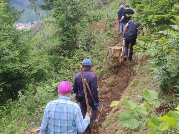 Val di Fiemme, i detenuti sistemano i sentieri e ripiantano gli alberi abbattuti dalla tempesta Vaia: «Vogliamo restituire qualcosa alla società»