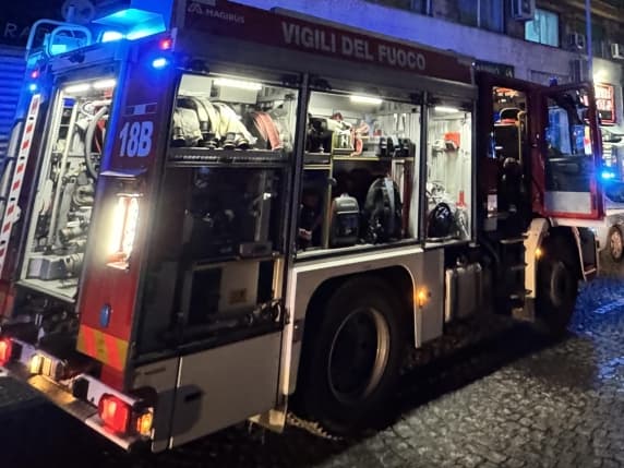 Milano, incendio in un ostello. Tutti gli ospiti evacuati dai vigili del fuoco. Tra le possibili cause un guasto elettrico dei contatori