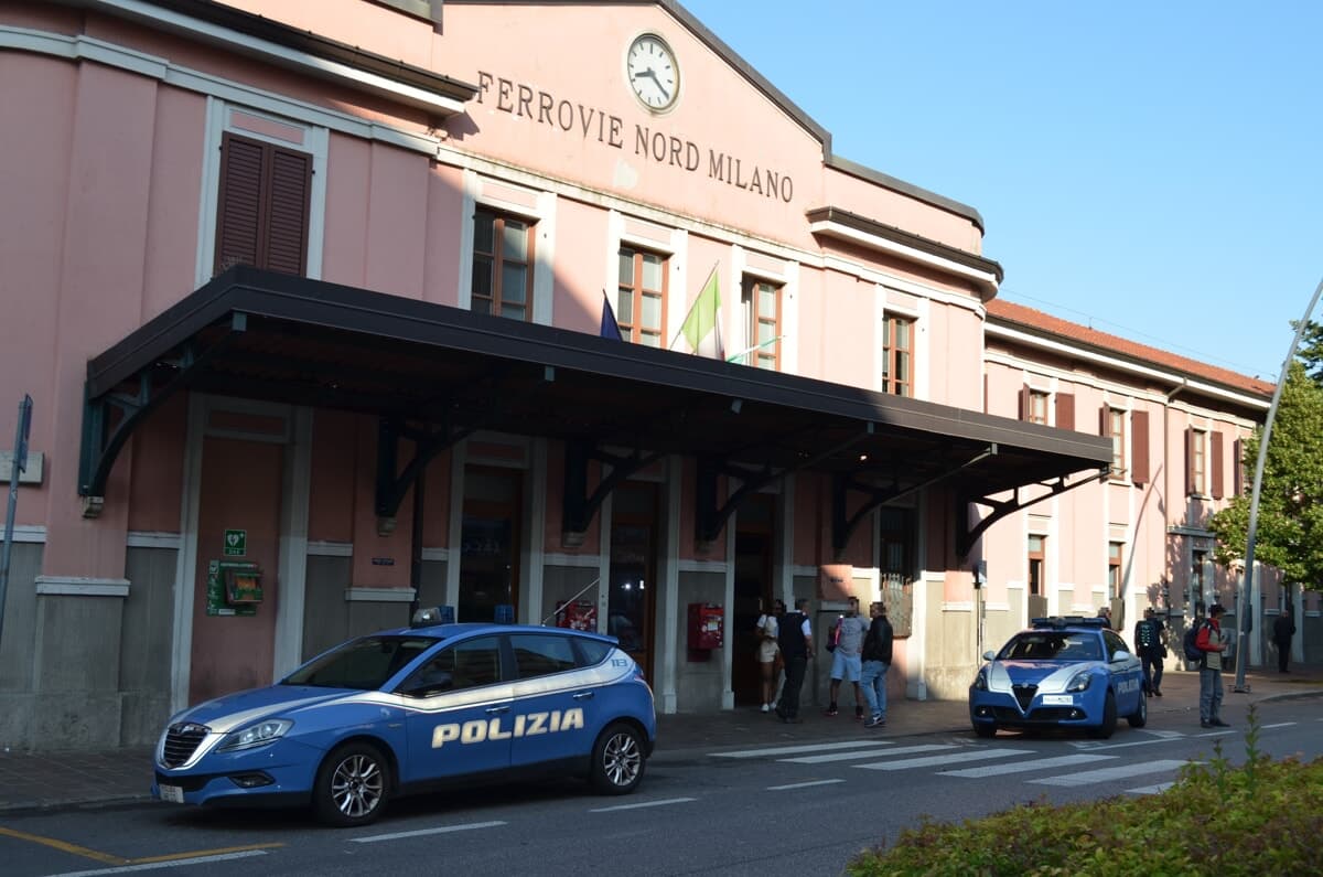 Appicca il fuoco sui treni in stazione, 34enne arrestato: usava la plastica trovata per strada come innesco