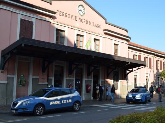 Varese, appicca il fuoco a tre vagoni ferroviari: arrestato 33enne: era ancora sulla zona banchine con l'accendino