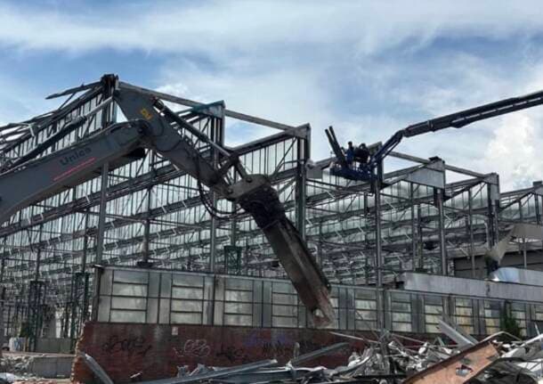 Luino - Addio alla storica Ratti di Luino: sono partite le demolizioni sul lungolago -  - Varese News