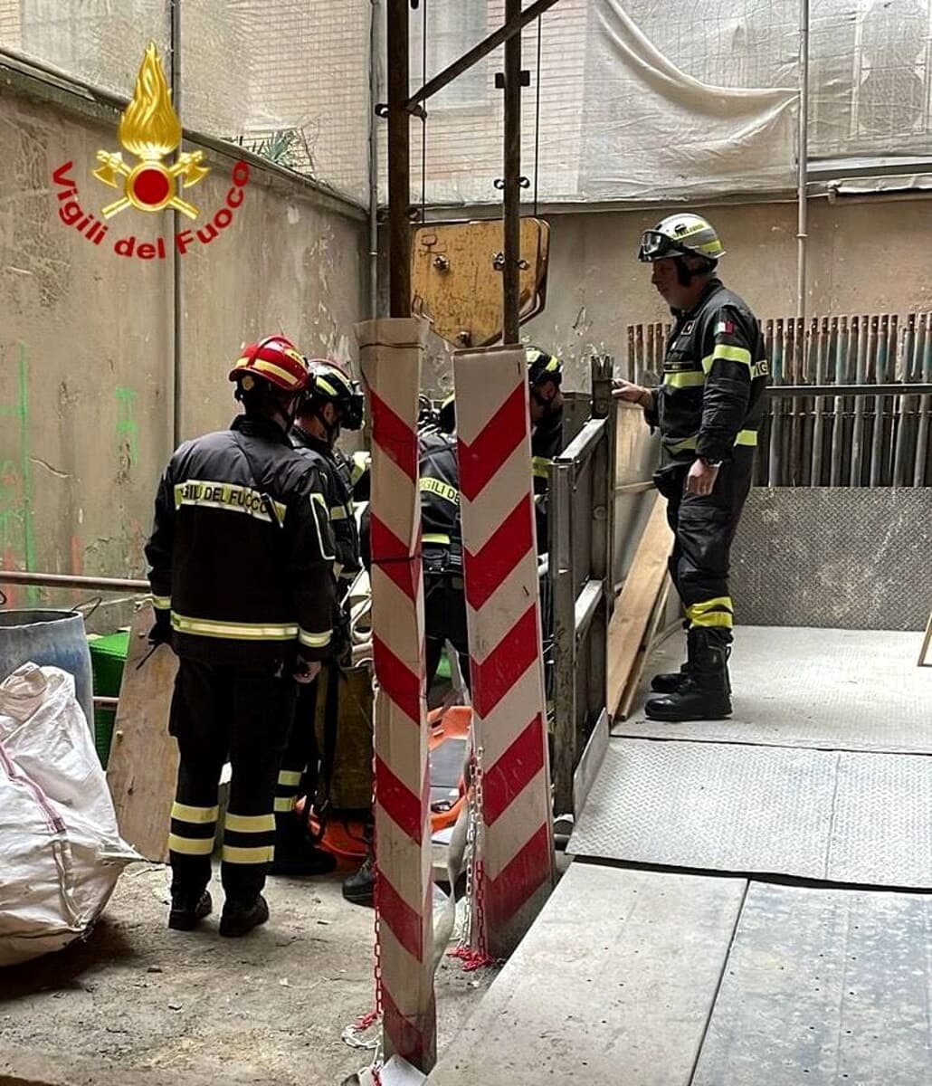 Crolla una struttura in un cantiere in un palazzo Aler a Milano: gravissimo un uomo