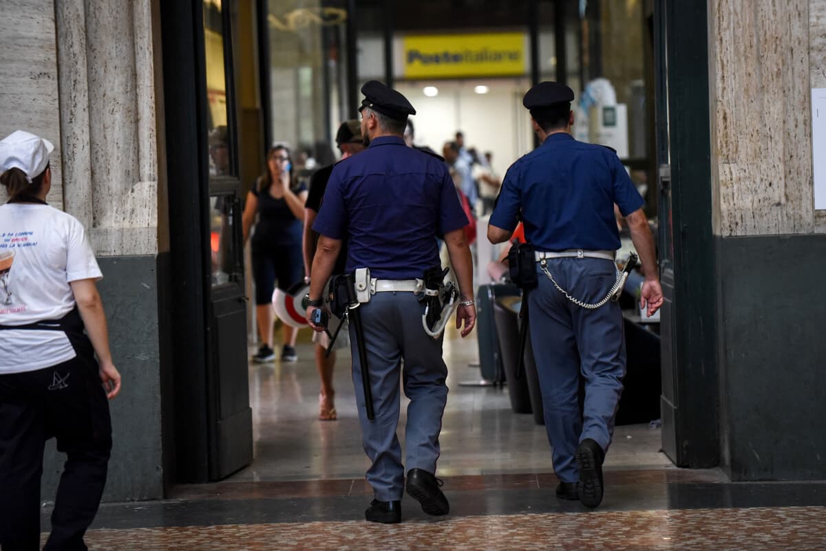 Milano, tenta di strangolare un uomo in stazione Centrale: arrestato