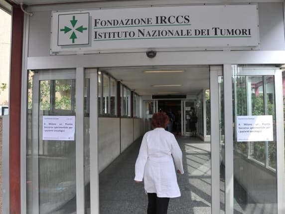 Milano, scambio di provette all'Istituto dei Tumori: arrivano gli ispettori. I sindacati contro la direttrice: «Metodo di governo autoritario e inadeguato»