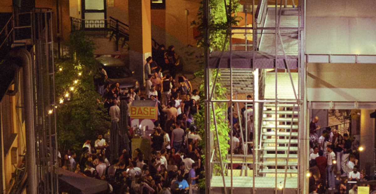 Milano si svuota, ma Base non chiude: la novità dell'estate è il campo da bocce nel cortile