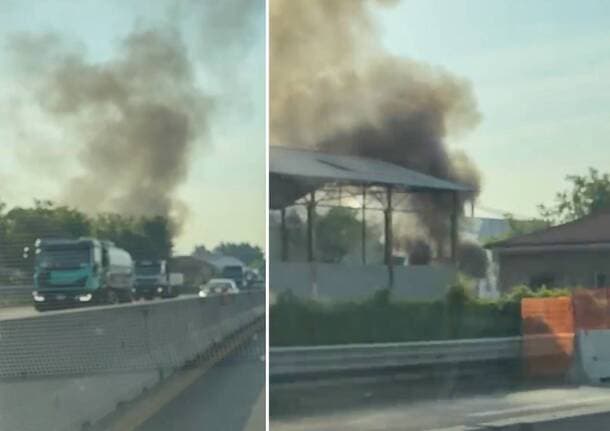 Castellanza - Incendio in un immobile vicino all’autostrada a Castellanza: alta colonna di fumo e code in autostrada -  - Varese News