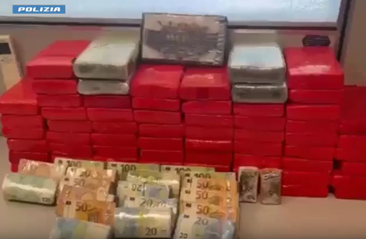 Gli perquisiscono la camera da letto: trovati 70 kg di cocaina, hashish e 170mila euro
