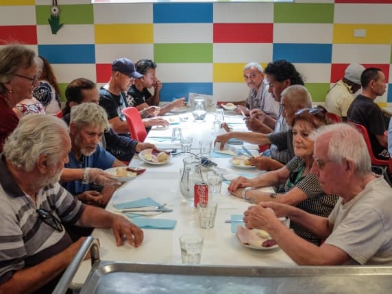 Milano, il pranzo di Ferragosto solidale: 200 persone senza fissa dimora all’Opera Cardinal Ferrari per non lasciare solo nessuno