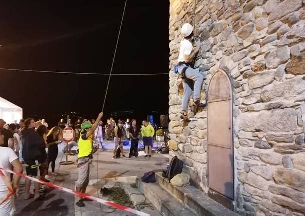 Taino - Festival del Dumin: Taino fa cinque giorni di festa nel segno dell’arrampicata del campanile - Archivio - Varese News