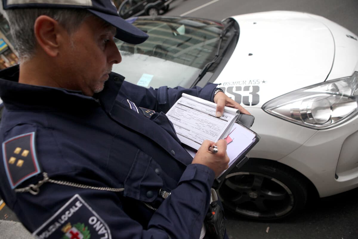 A Milano tornano le multe cartacee per divieto di sosta