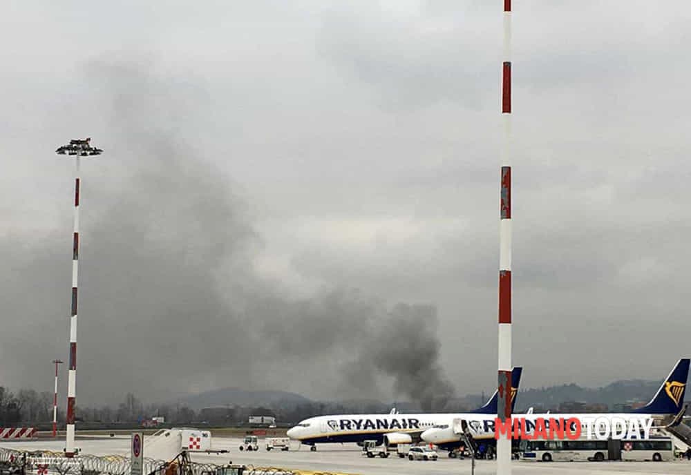 Principio d'incendio sotto l'aereo a Malpensa: bagagli in fiamme. Ipotesi batteria