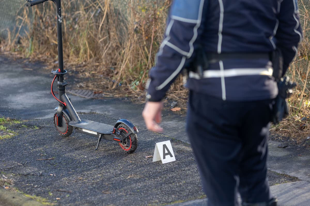 Ragazzino di 16 anni travolto da un'auto mentre viaggiava su un monopattino: morto. L'incidente