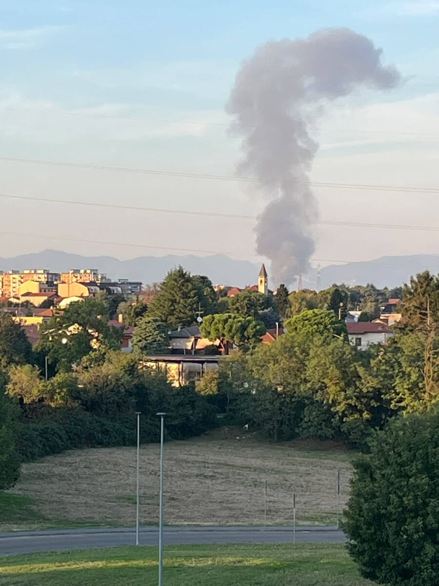 Maxi incendio a nord di Milano, in fiamme un capannnone agricolo. Dentro c'erano animali