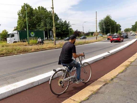 Poche piscine aperte a Milano. Ma buone notizie per i ciclisti