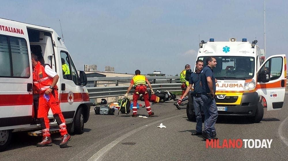 Incidente in autostrada alle porte di Milano, schianto tra due moto: gravi due motociclisti