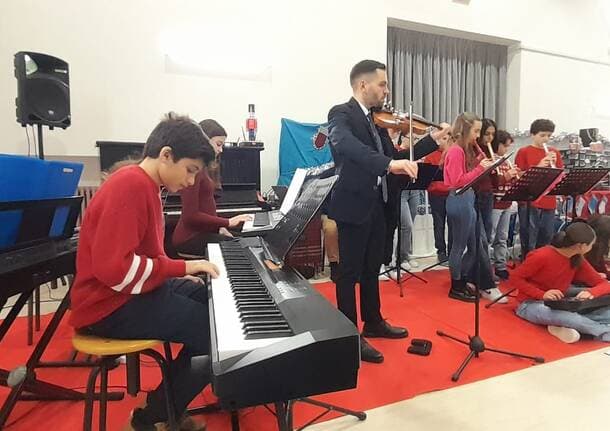 Busto Arsizio - Grande successo per i concerti di Natale all’I.C. “E. De Amicis” di Busto Arsizio -  - Varese News