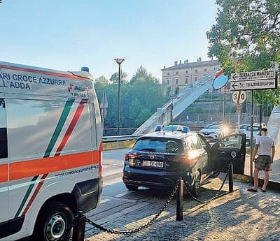 Si butta nell’Adda e non riemerge, recuperato da passante: è gravissimo