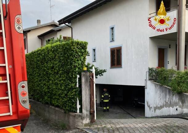 Tradate - Fiamme in un box a Tradate: i vigili del fuoco in azione in serata -  - Varese News