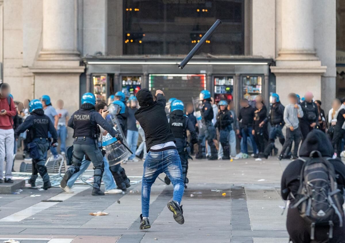 "In piazza per curiosità": 18enne dai disordini ai domiciliari. A Milano verrà schierata la Folgore