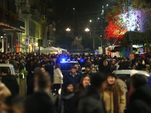Violenza sessuale Milano, 31enne denuncia abusi nel bagno di un locale di via Torino: «Mi è arrivato alle spalle e ha cercato di tenermi ferma»
