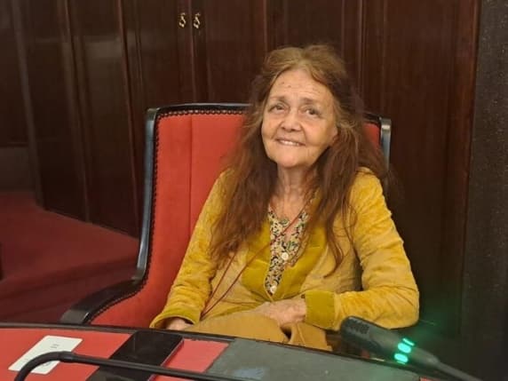 Milano, Milly Moratti riprende posto in Consiglio comunale a 79 anni: il ritorno tra gli applausi della storica ambientalista