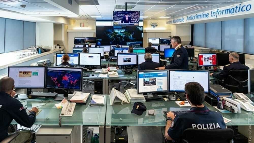 Condividono tra loro video e foto pedopornografiche: maxi retata della polizia postale