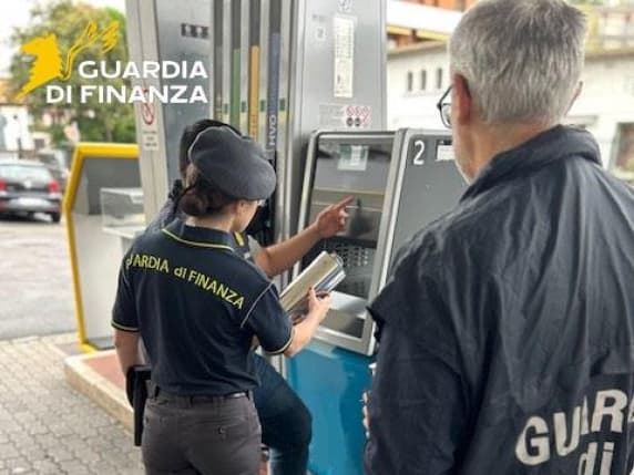 Varese, controlli sul caro-benzina: 16 mila euro di multa a sei impianti. «Prezzi diversi da quelli esposti e sospetto commercio in nero del carburante»