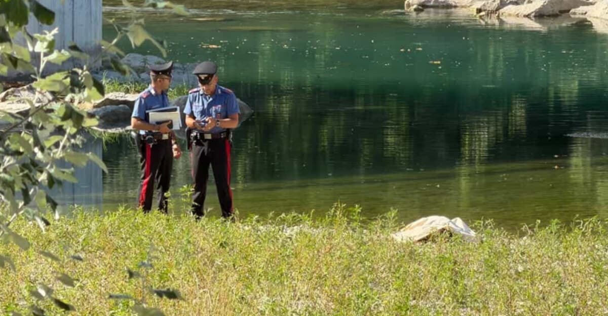 Si tuffa dal pilone del ponte e muore sotto gli occhi del fratello a 30 anni: abitava a Milano
