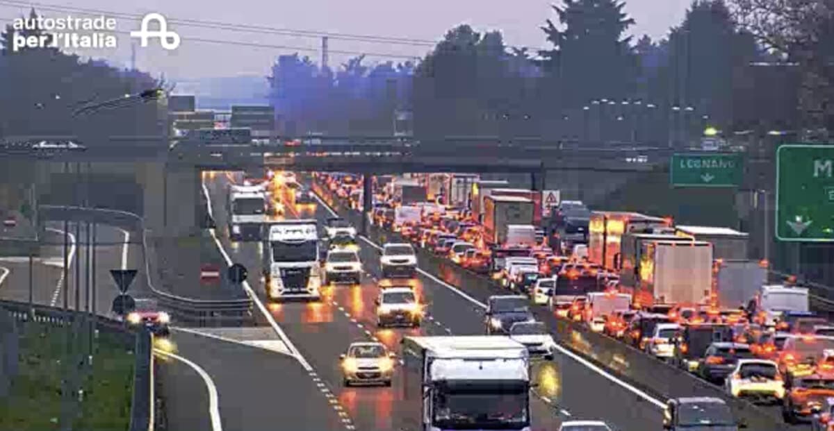 Incidente tra auto sull'Autostrada A8 all'alba: coinvolti un 19enne e un 54enne
